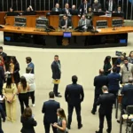 Congresso prevê votar 70 itens nesta quinta-feira, com vetos sobre INSS, reforma tributária e direitos sociais