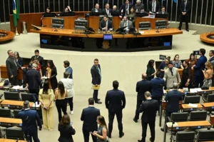 Congresso prevê votar 70 itens nesta quinta-feira, com vetos sobre INSS, reforma tributária e direitos sociais