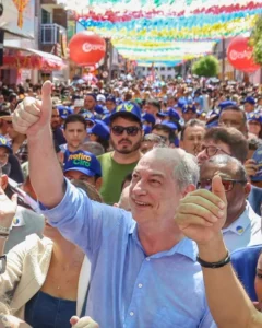 Ciro Gomes destaca liderança de Felipe Vasques durante Festa do Pau da Bandeira em Barbalha