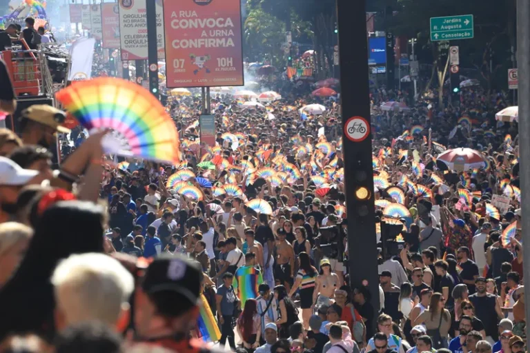 Parada LGBT+ de São Paulo chega aos 30 anos com defesa do voto e crítica ao conservadorismo 10 Parada LGBT+ de São Paulo chega aos 30 anos com defesa do voto e crítica ao conservadorismo