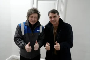 Milei recebe Flávio Bolsonaro e desiste da Cúpula do Mercosul para evitar novo encontro com Lula