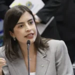Câmara avança com projeto que equipara misoginia ao racismo e amplia punições para ataques contra mulheres na internet