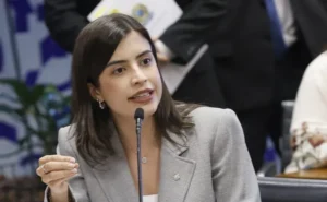 Câmara avança com projeto que equipara misoginia ao racismo e amplia punições para ataques contra mulheres na internet
