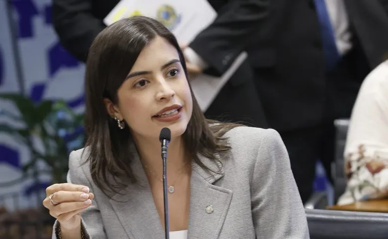 Câmara avança com projeto que equipara misoginia ao racismo e amplia punições para ataques contra mulheres na internet