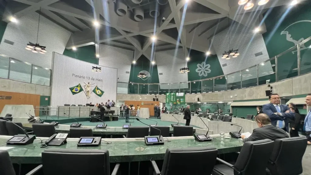 Sessão da Alece é encerrada por falta de quórum após plenário ficar com apenas 13 deputados