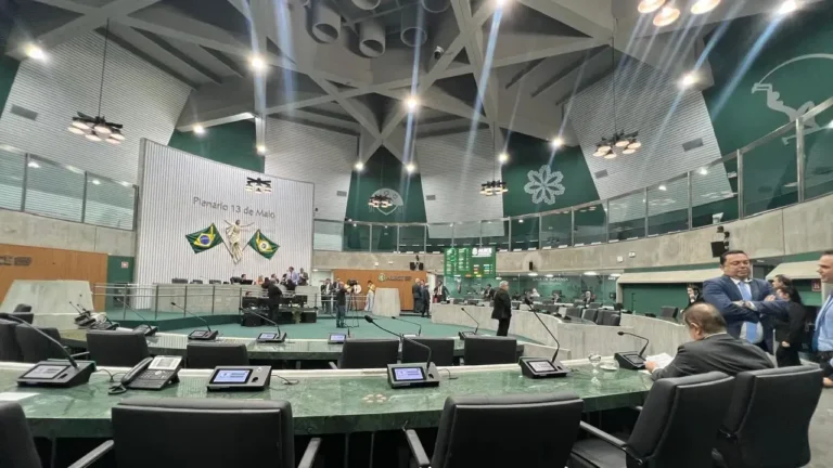 Sessão da Alece é encerrada por falta de quórum após plenário ficar com apenas 13 deputados