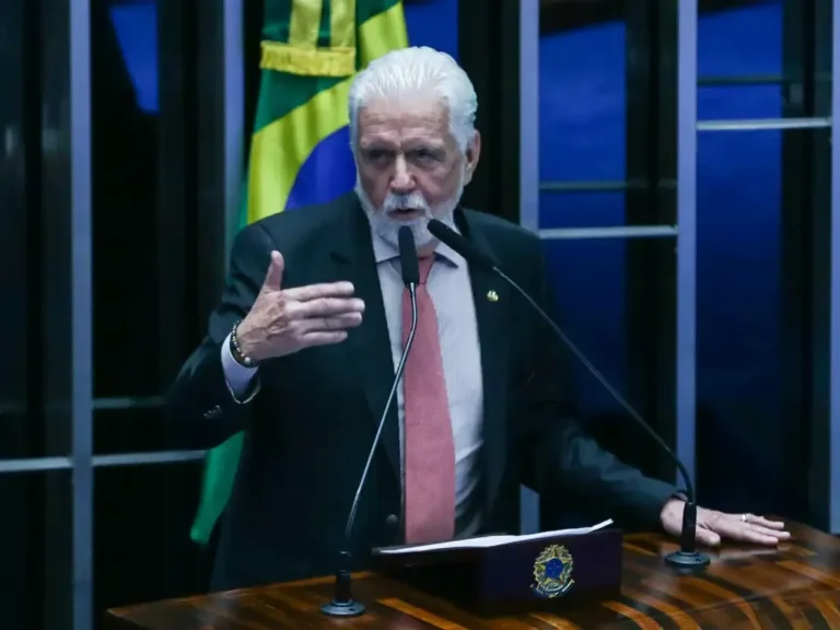 Jaques Wagner deixa liderança do governo no Senado após reunião com Lula e prioriza defesa