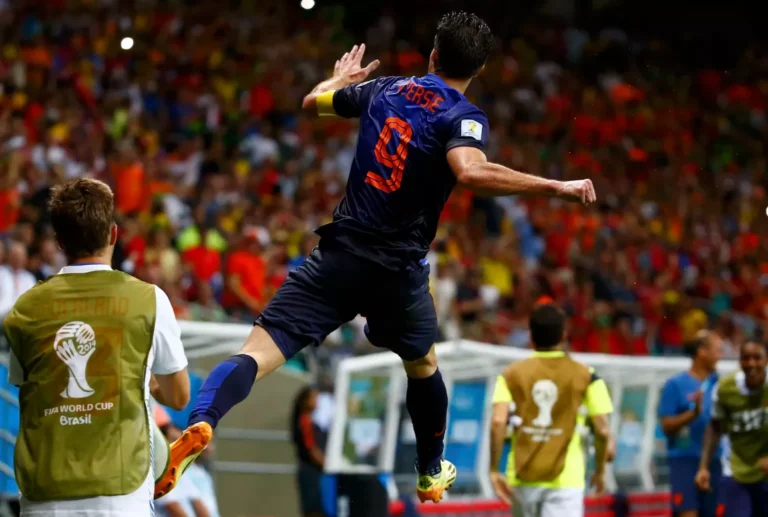 Há 12 anos, Holanda goleava Espanha por 5 a 1 na estreia da Copa de 2014