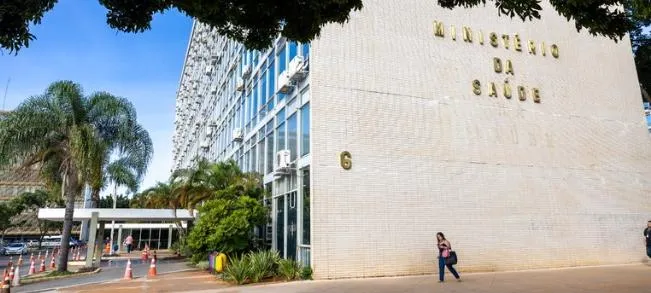 Falta de pagamento de bolsa-incentivo pelo Ministério da Saúde prejudica residentes de Medicina de Família e Comunidade no Cariri. Médicos cobram resposta do Governo Federal 1 p.15 - Falta de pagamento de bolsa-incentivo pelo Ministério da Saúde