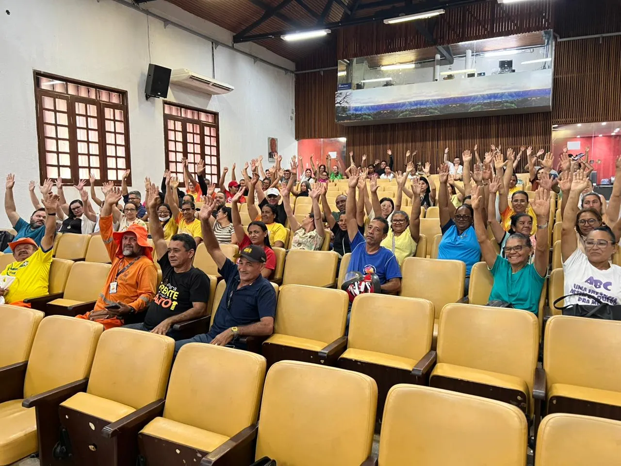 p.16.3 Assembleia geral define Dia D de Paralisacao e reunioes com categorias marcam a semana do SINDSMCRATO