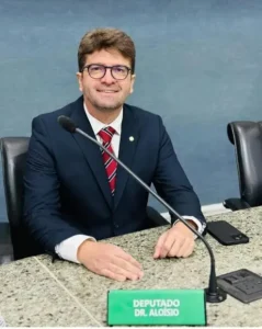 MPCE Denuncia Médico Aloísio Brasil por Injúria Qualificada Contra Ex-Prefeito do Crato