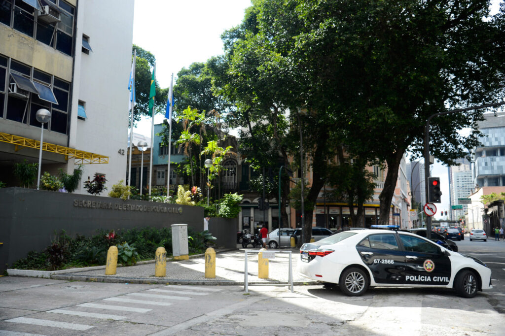 Fachada da Secretaria de Estado da Polícia Civil no centro do Rio de Janeiro