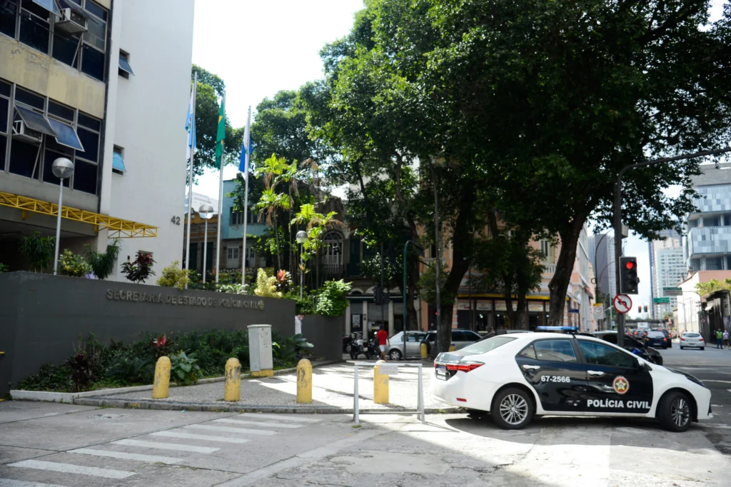 Operação no Rio fecha ponto clandestino e desarticula esquema de desvio de combustíveis 1 Fachada da Secretaria de Estado da Polícia Civil no centro do Rio de Janeiro