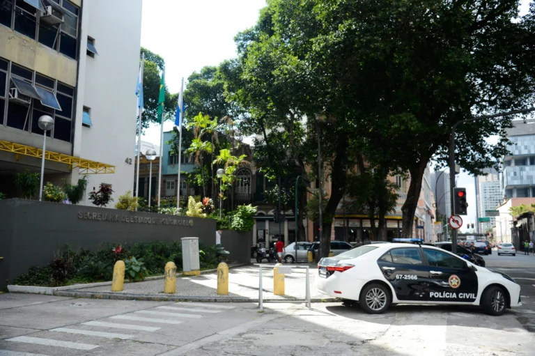 Fachada da Secretaria de Estado da Polícia Civil no centro do Rio de Janeiro