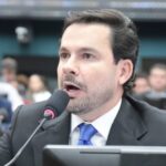Deputado Capitão Alberto Neto durante reunião na Câmara
