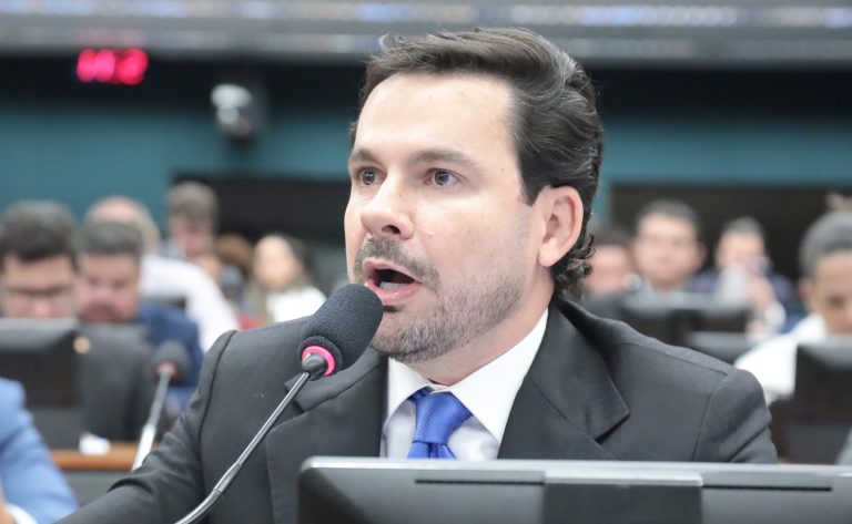 Deputado Capitão Alberto Neto durante reunião na Câmara