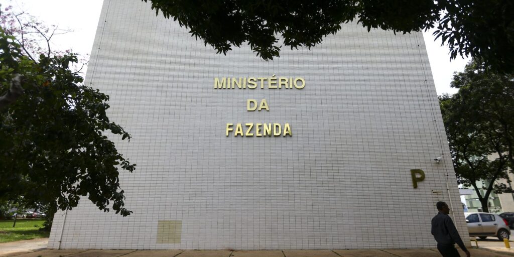 Governo avalia recorrer ao STF contra PEC dos agentes de saúde 1 Fachada do Ministério da Fazenda em Brasília