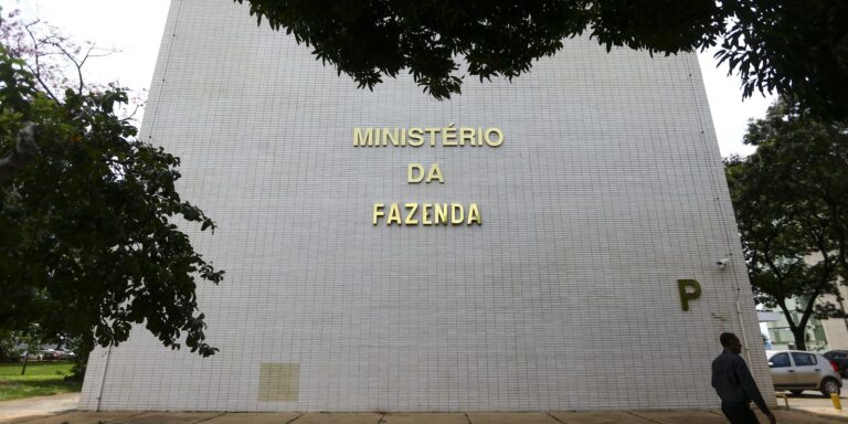 Governo avalia recorrer ao STF contra PEC dos agentes de saúde 5 Fachada do Ministério da Fazenda em Brasília