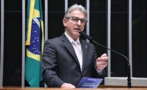 Deputado Tadeu Veneri durante debate na Câmara dos Deputados