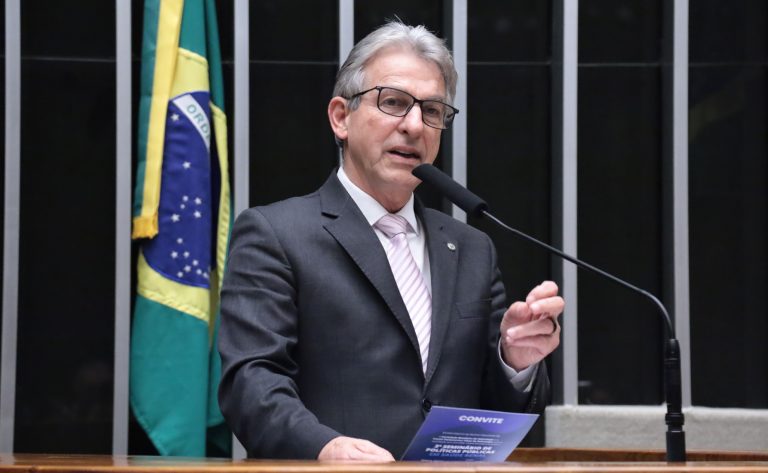 Comissão da Câmara discute impactos sociais e econômicos de pedágio no Paraná 17 Deputado Tadeu Veneri durante debate na Câmara dos Deputados