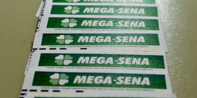 Mega-Sena sorteia prêmio acumulado de R$ 45 milhões nesta quinta-feira 2 Bilhetes de aposta da Mega-Sena
