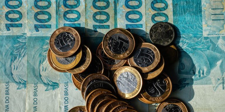 Bolsa Família de julho começa a ser pago para beneficiários com NIS final 1 8 Cédulas de real representam pagamento de benefício social