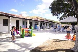 Fachada revitalizada da EMEI José Neri Rocha em Juazeiro do Norte