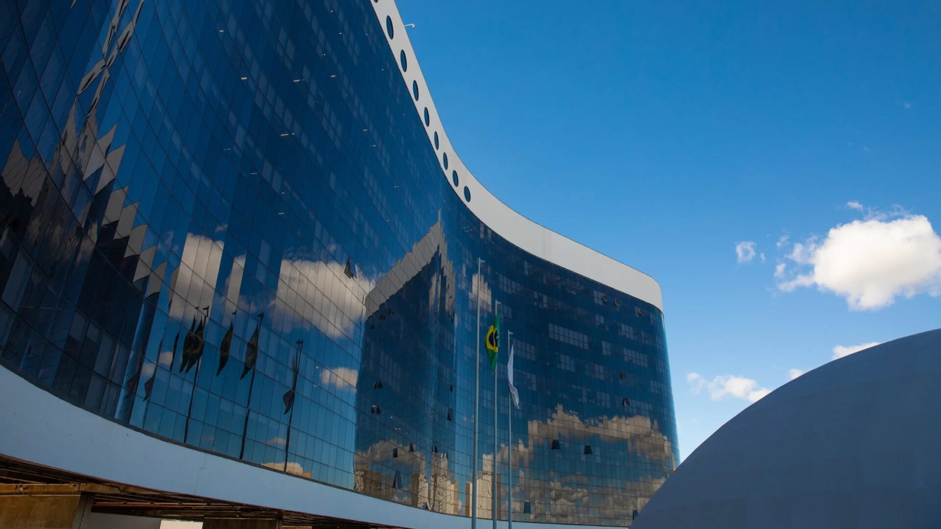 Fachada e plenário do Tribunal Superior Eleitoral