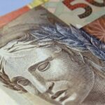 Notas de cinquenta reais representando inflação e poder de compra