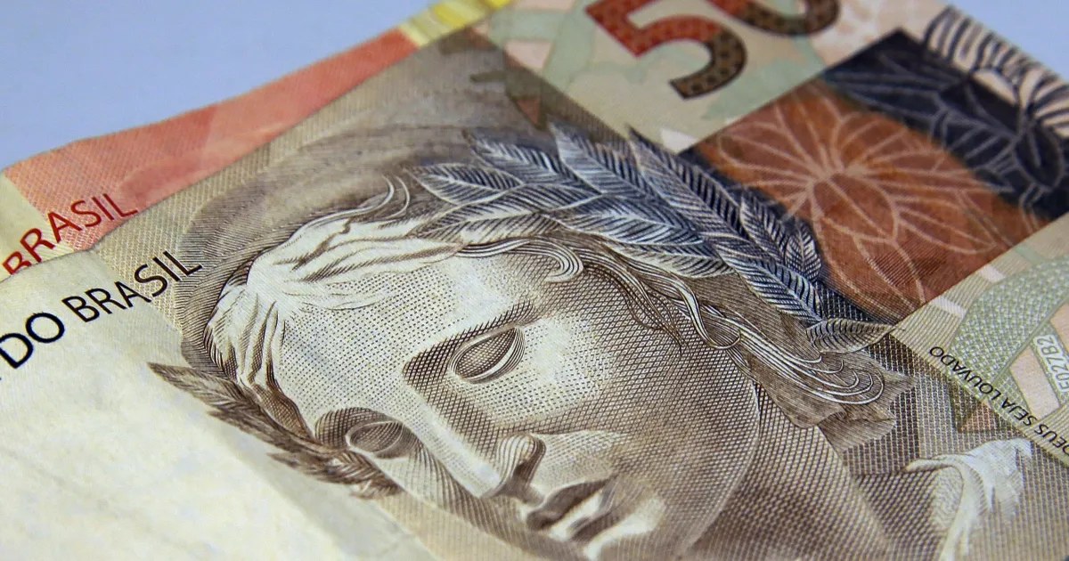 Notas de cinquenta reais representando inflação e poder de compra