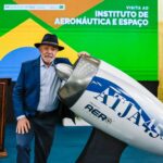 Presidente Lula durante visita a instalações de pesquisa aeroespacial