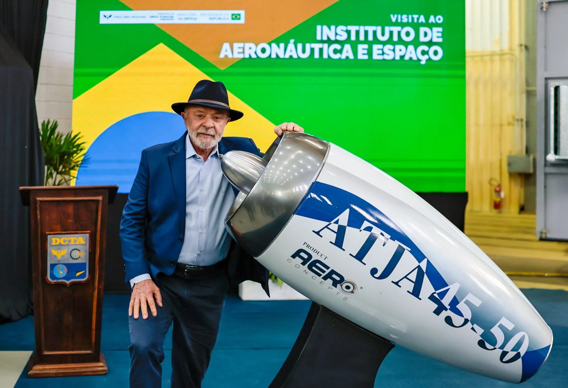 Presidente Lula durante visita a instalações de pesquisa aeroespacial