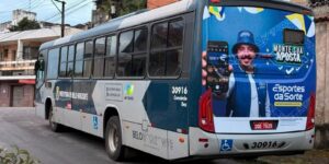 Peça urbana relacionada à publicidade de apostas