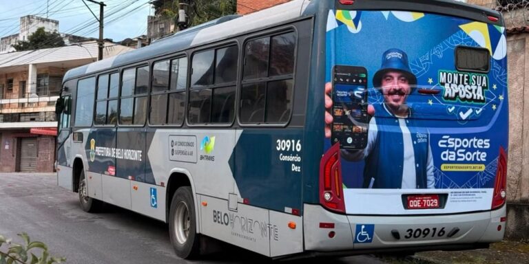 Peça urbana relacionada à publicidade de apostas