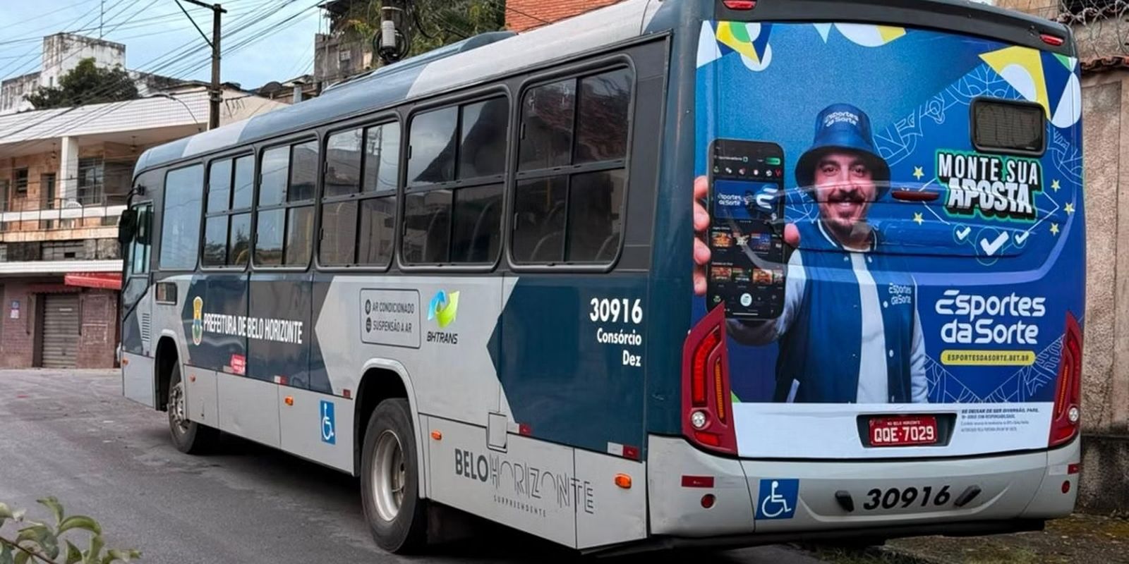 Peça urbana relacionada à publicidade de apostas