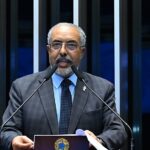 Senador Paulo Paim discursa na tribuna