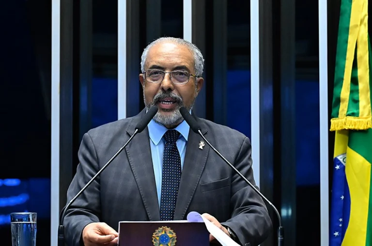 Senador Paulo Paim discursa na tribuna
