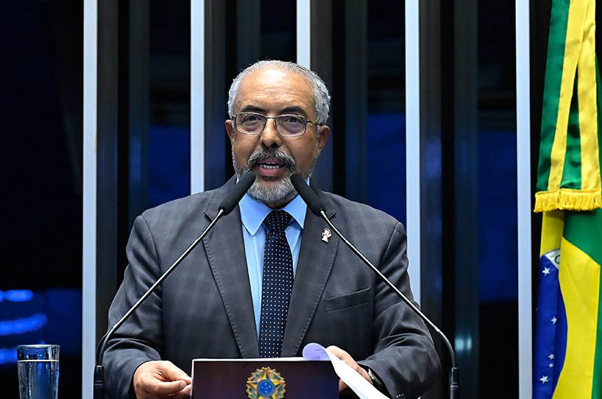 Senador Paulo Paim discursa na tribuna