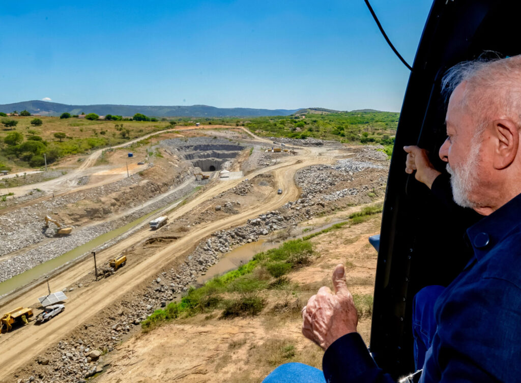 Lula inaugura túnel da transposição do São Francisco e destaca impacto social no Nordeste 1 Lula observa obras da transposição do Rio São Francisco a partir de helicóptero