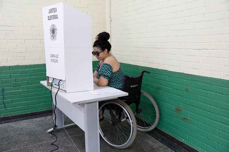 Eleitores com mobilidade reduzida terão transporte gratuito para votar 1 Pessoa com mobilidade reduzida participa do processo eleitoral
