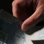 Cédulas e moedas de real usadas para ilustrar o abono salarial