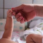 Bebê acolhido em ambiente de cuidado na rede de proteção infantil