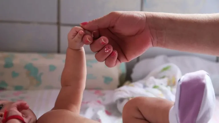 Bebê acolhido em ambiente de cuidado na rede de proteção infantil