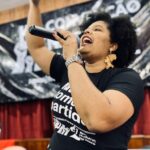 Samara Martins discursa com microfone em evento da Unidade Popular