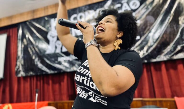 Unidade Popular confirma Samara Martins como candidata à Presidência 7 Samara Martins discursa com microfone em evento da Unidade Popular