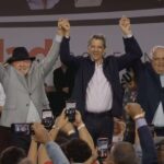 Fernando Haddad entre Lula, Geraldo Alckmin e Márcio França na convenção do PT
