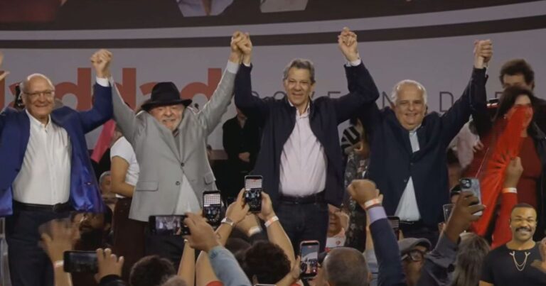 PT oficializa Haddad candidato ao Governo de São Paulo 3 Fernando Haddad entre Lula, Geraldo Alckmin e Márcio França na convenção do PT
