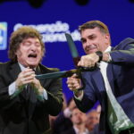 Javier Milei e Flávio Bolsonaro durante a convenção do PL