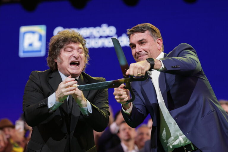 Itamaraty convoca embaixador argentino após ataques de Milei a Lula e STF 6 Javier Milei e Flávio Bolsonaro durante a convenção do PL