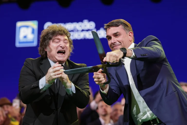 Javier Milei e Flávio Bolsonaro durante a convenção do PL